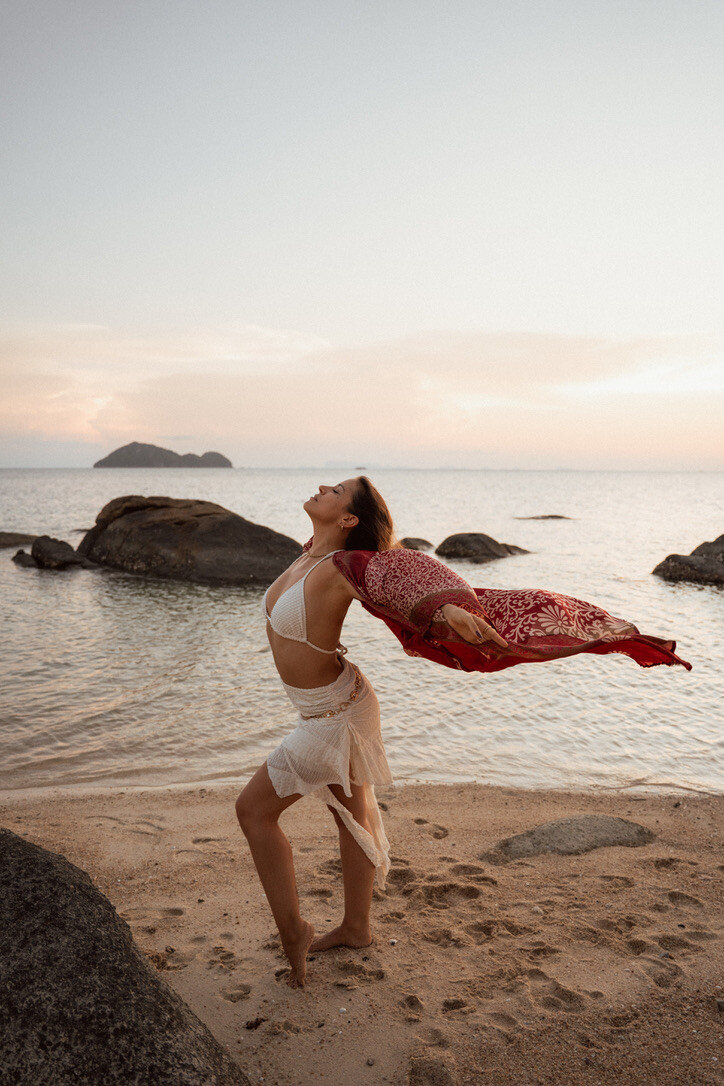 Corinna mit einem Tuch im Wind
